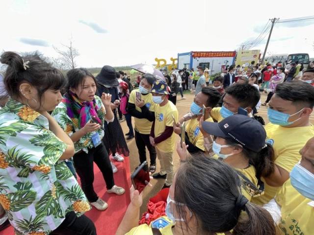 产业园战队培训农户使用手机直播。