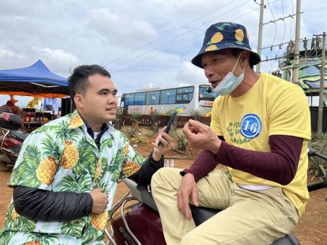 农户戴机勇向蓝朋友“取经”。