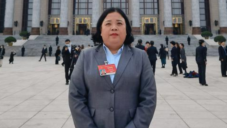 全国人大代表温艳嫦：加大配套政策支持力度，让年轻人愿意生、生得起、养得好