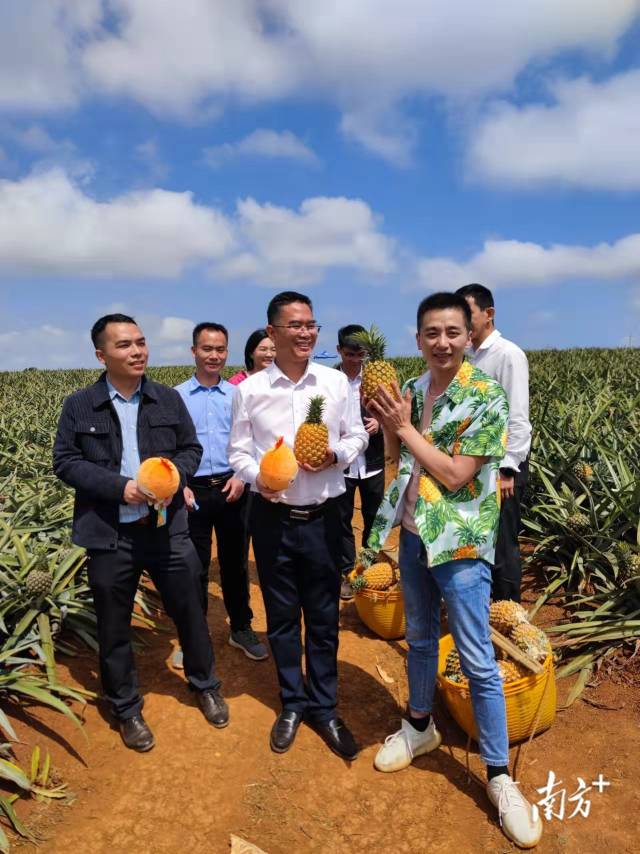 在田间直播的简再强书记（第一排左二）。