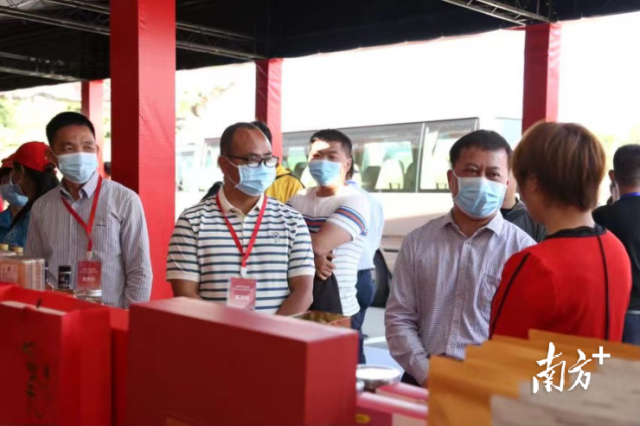 嘉宾参观荔枝展销区