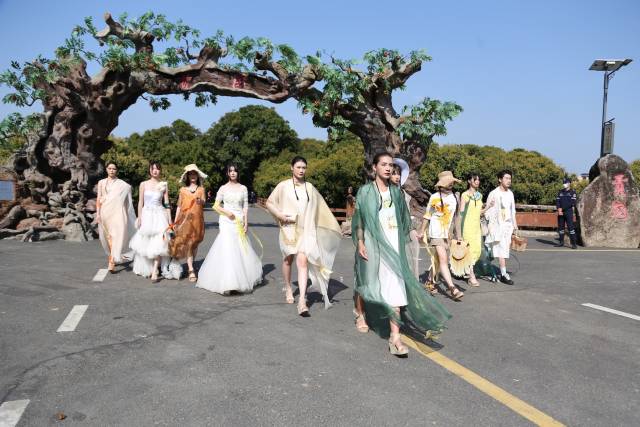 來自廣東白云學(xué)院的學(xué)生在貢園門口上演一場時裝秀