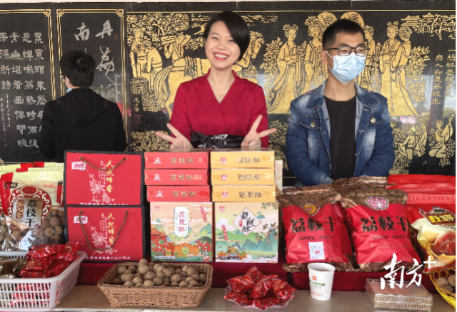 美女对着镜头摆拍