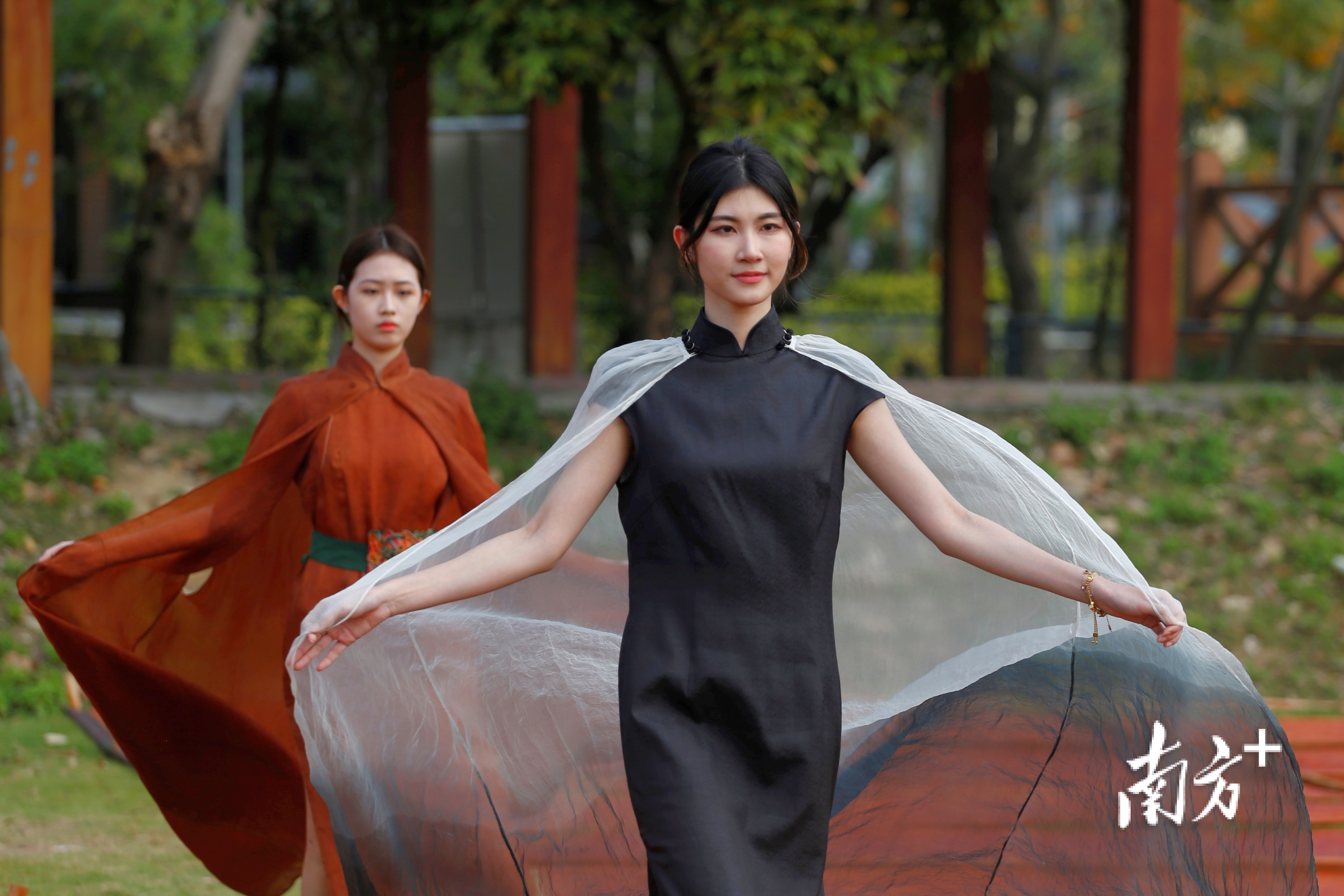 桑果节启动仪式上,主舞台一侧的香云纱晾晒场更变成“T台”,几名模特身穿香云纱,走起时装秀。林洛峰摄 桑果节启动仪式上,主舞台一侧的香云纱晾晒场更变成“T台”,几名模特身穿香云纱,走起时装秀。林洛峰摄