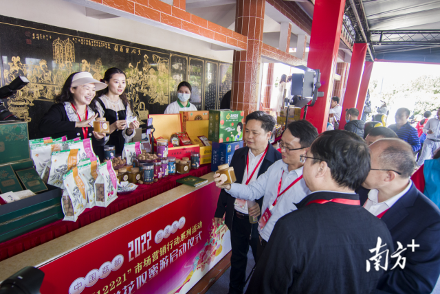 美女搭档边直播边推介产品