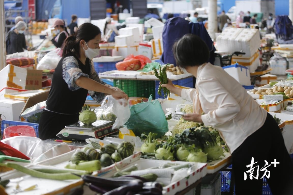 3月14日早上8点，记者走访深圳福田批发市场，市场货物充足物价平稳，市民手机扫码持24小时核酸码进场，买菜尽然有序。市场内未按防疫要求佩戴口罩的摊贩停业整顿。  南方+ 鲁力 拍摄
