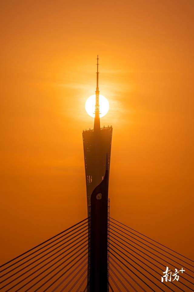 3月12日清晨,从广州大元帅府江边拍日出,圆日与海印桥塔和小蛮腰重叠