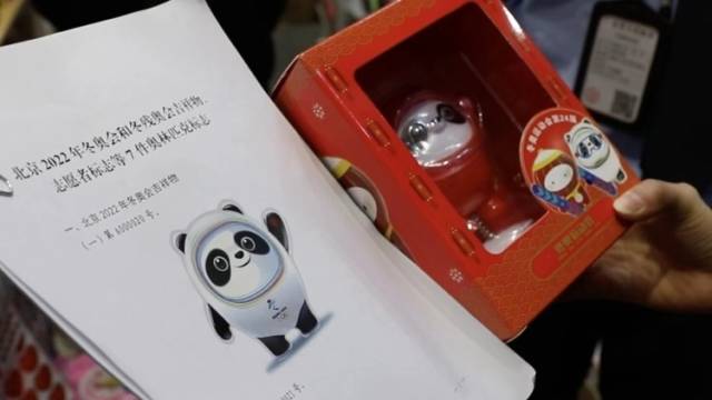 追踪报道|在小学门口公然摆卖盗版“冰墩墩”？查你没商量