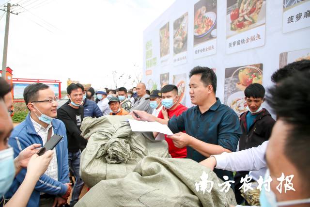 各镇积极组织农户参与直播活动。 