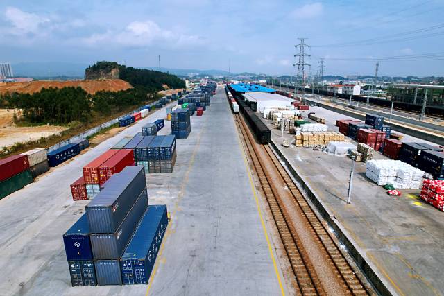 江门北站是交通物流枢纽.朱强 摄