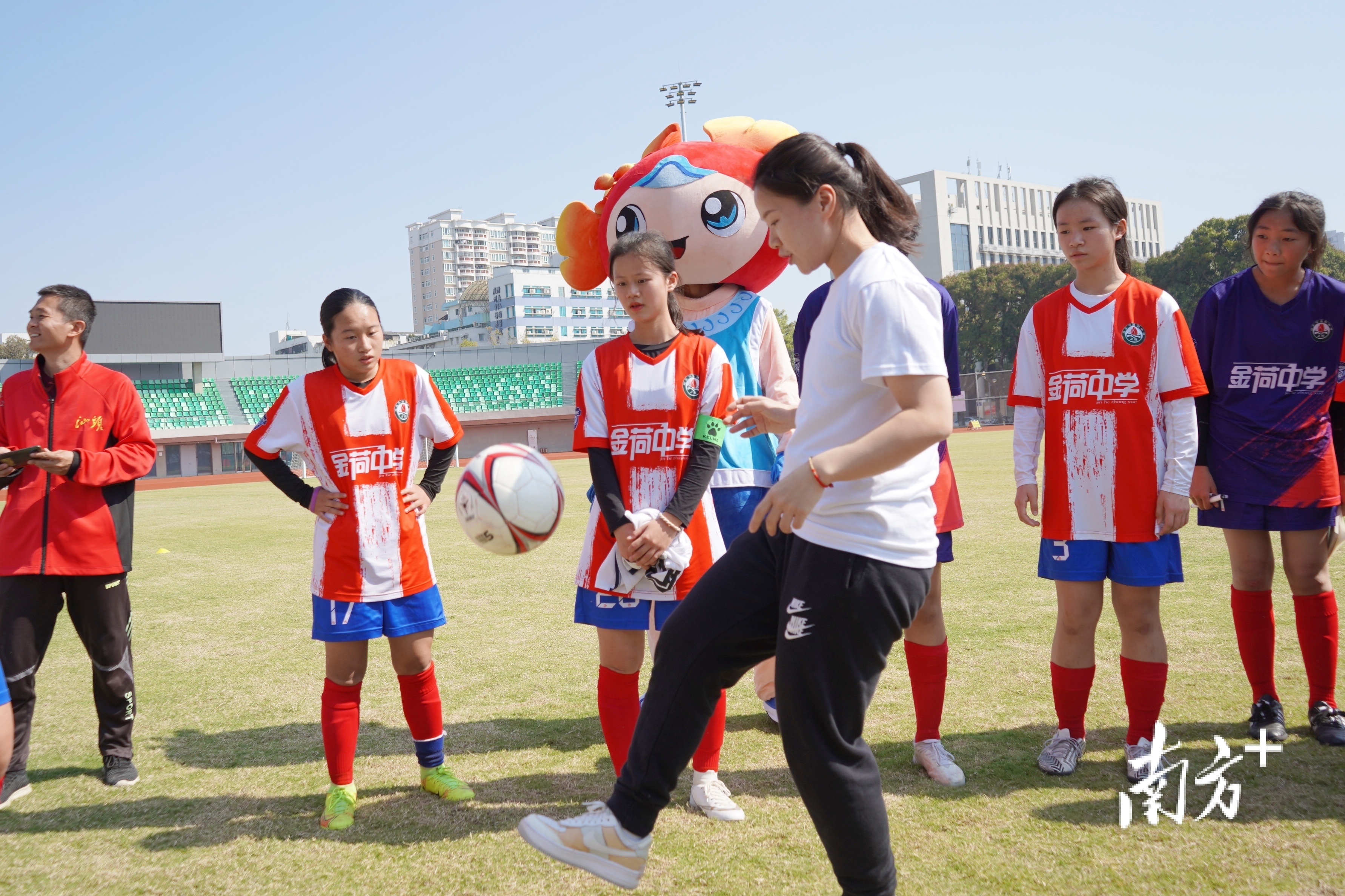 视觉女足姑娘肖裕仪踢好球去追梦