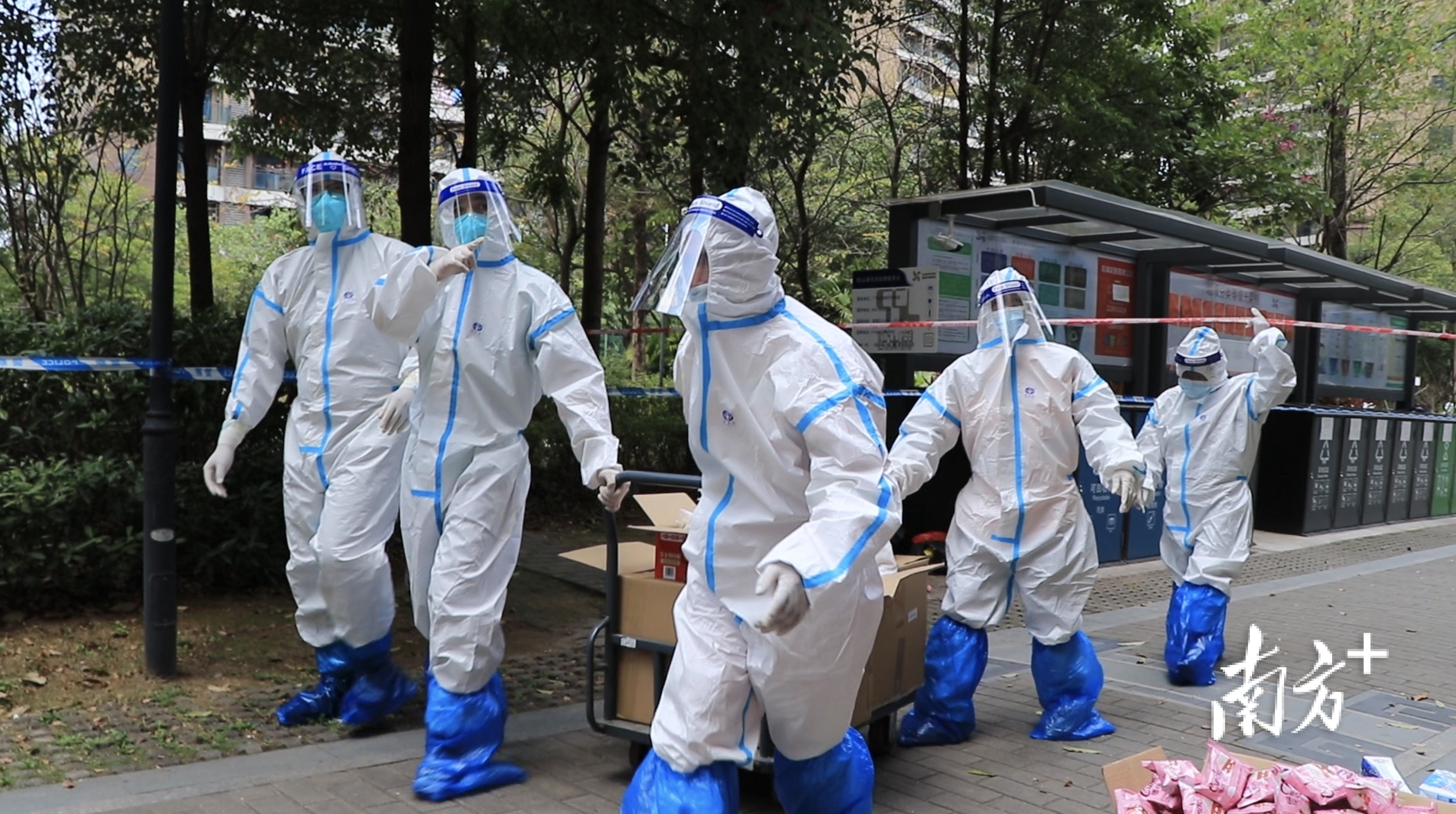 社区志愿者为管控区居民送餐。陈雅靖摄