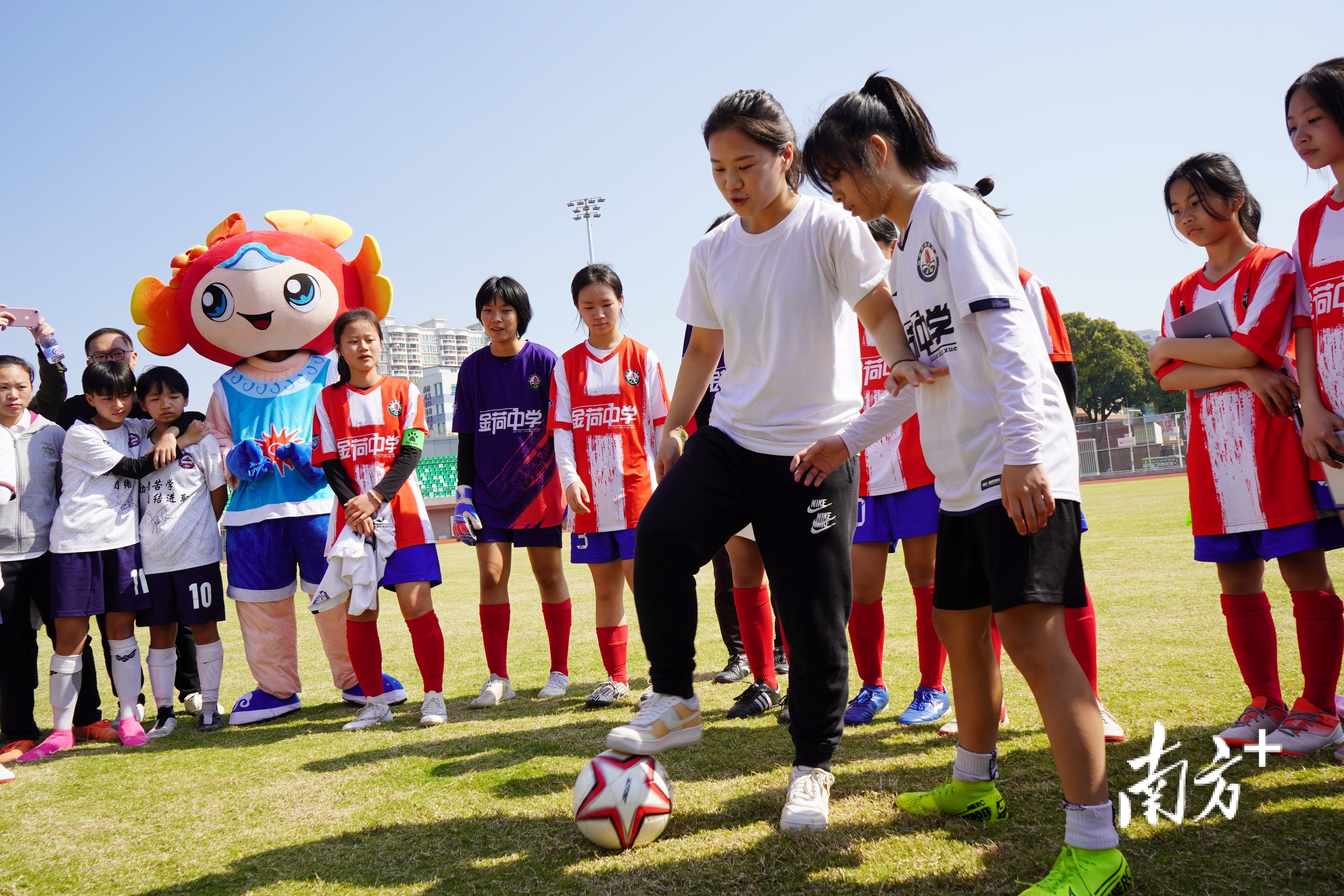 肖裕仪以汕头亚青会形象大使的身份,与小运动员互动交流.