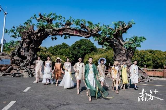 广东白云学院计文波国际时尚设计学院的学生身着时装在贡园走秀