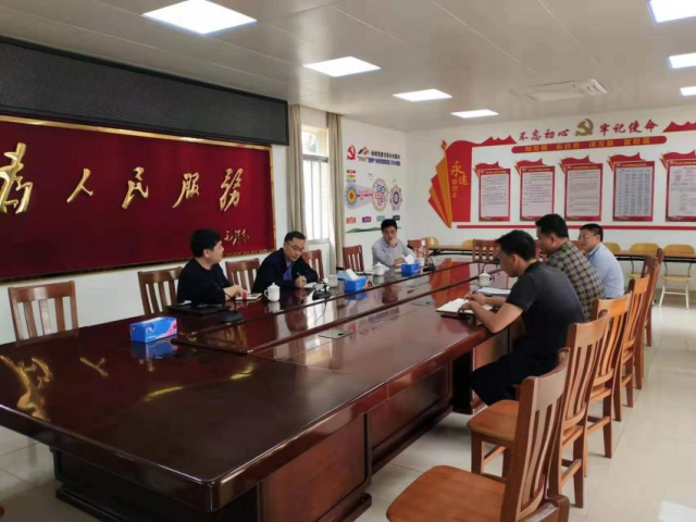 专家团队与曲界镇领导座谈