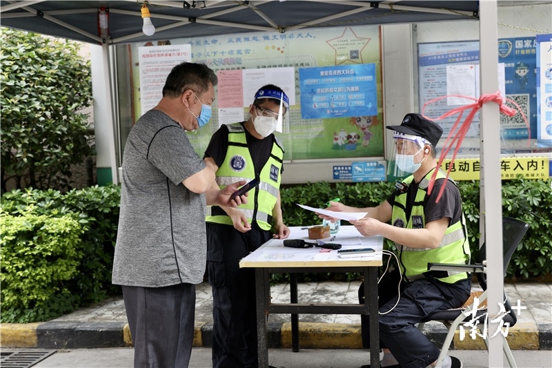 南城街道，居民进入小区要进行莞e申报、扫码打卡等。孙俊杰摄