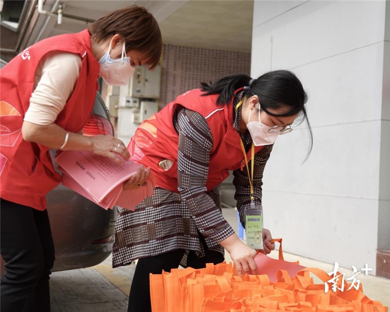 党员志愿者在清点物资，为前线抗疫工作人员做好后勤保障。孙俊杰摄