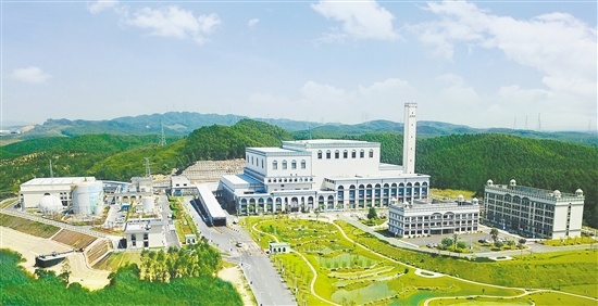 在位于百合镇的开平市固废综合处理中心附近，蓝天白云，空气清新。