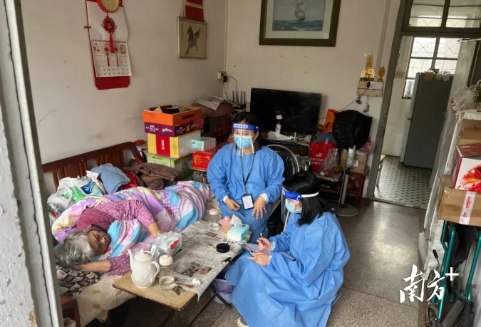 樟木头镇公共服务办与“双百”社工及时救助困难群众，安抚老人情绪。