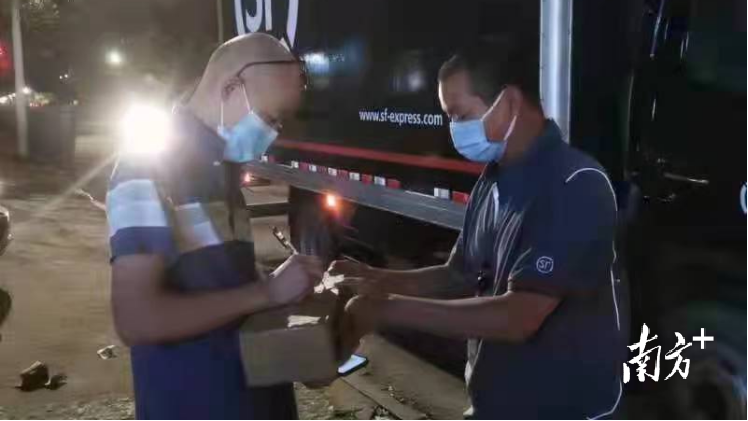 凌晨，家住樟木头的王先生拿到了星夜专递的应急药品。