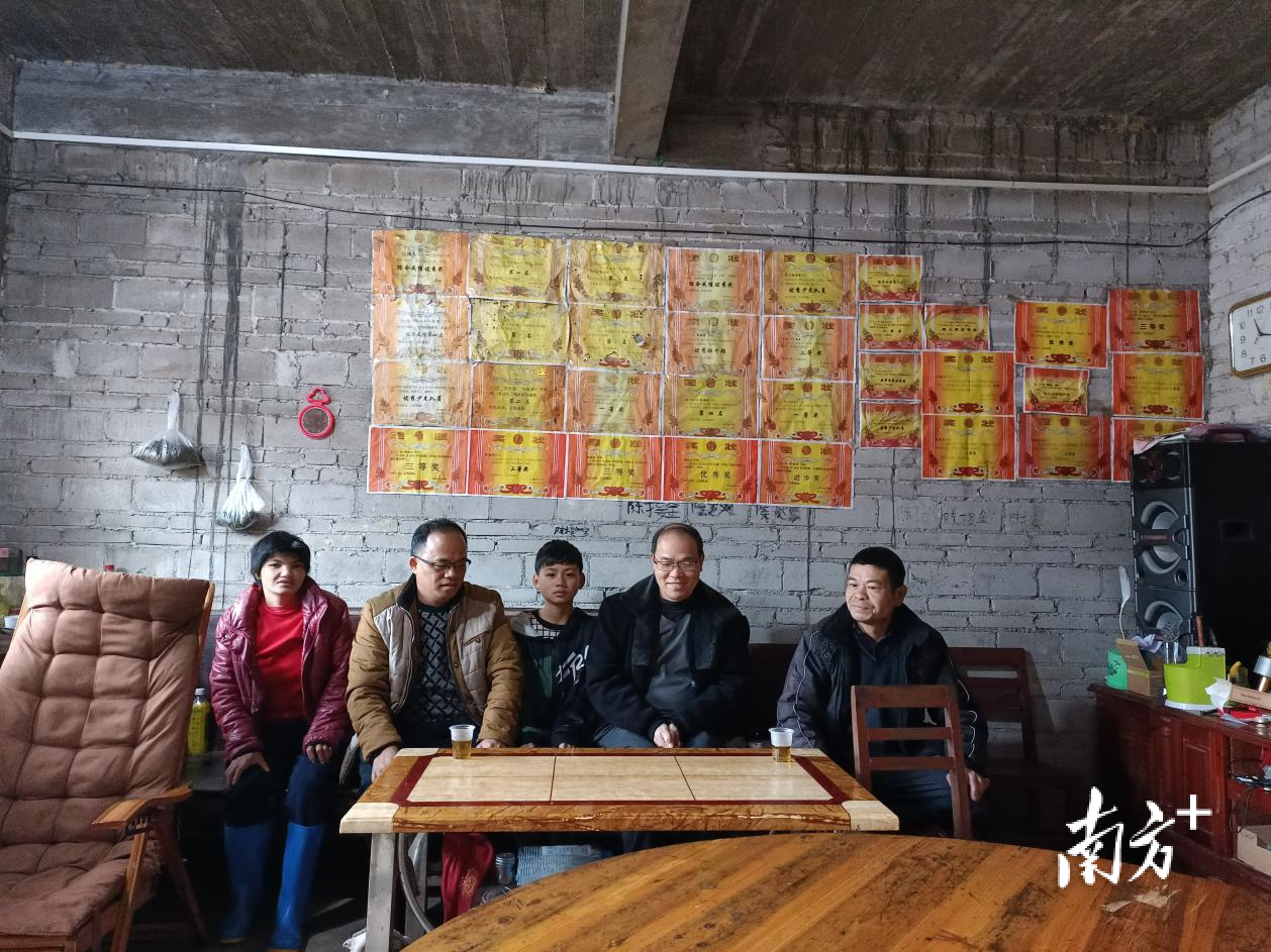 驻村第一书记走访监测对象。