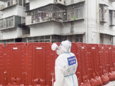 视频｜“大白”顺口溜式喊做核酸，楼上居民直呼“说得好！”