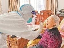 深圳医生在管控区贴“小广告”，为居民提供免费服务