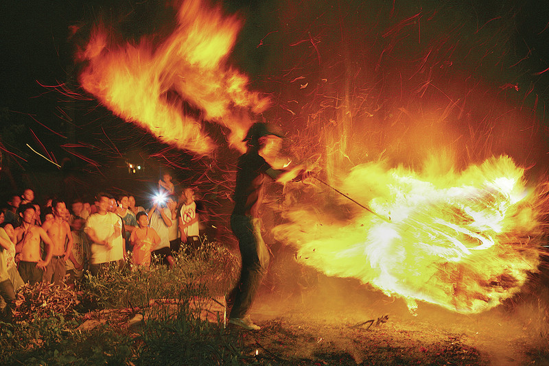 中秋夜转火头(端州白石村) 黄敬敬 摄 中秋夜转火头(端州白石村) 黄敬敬 摄