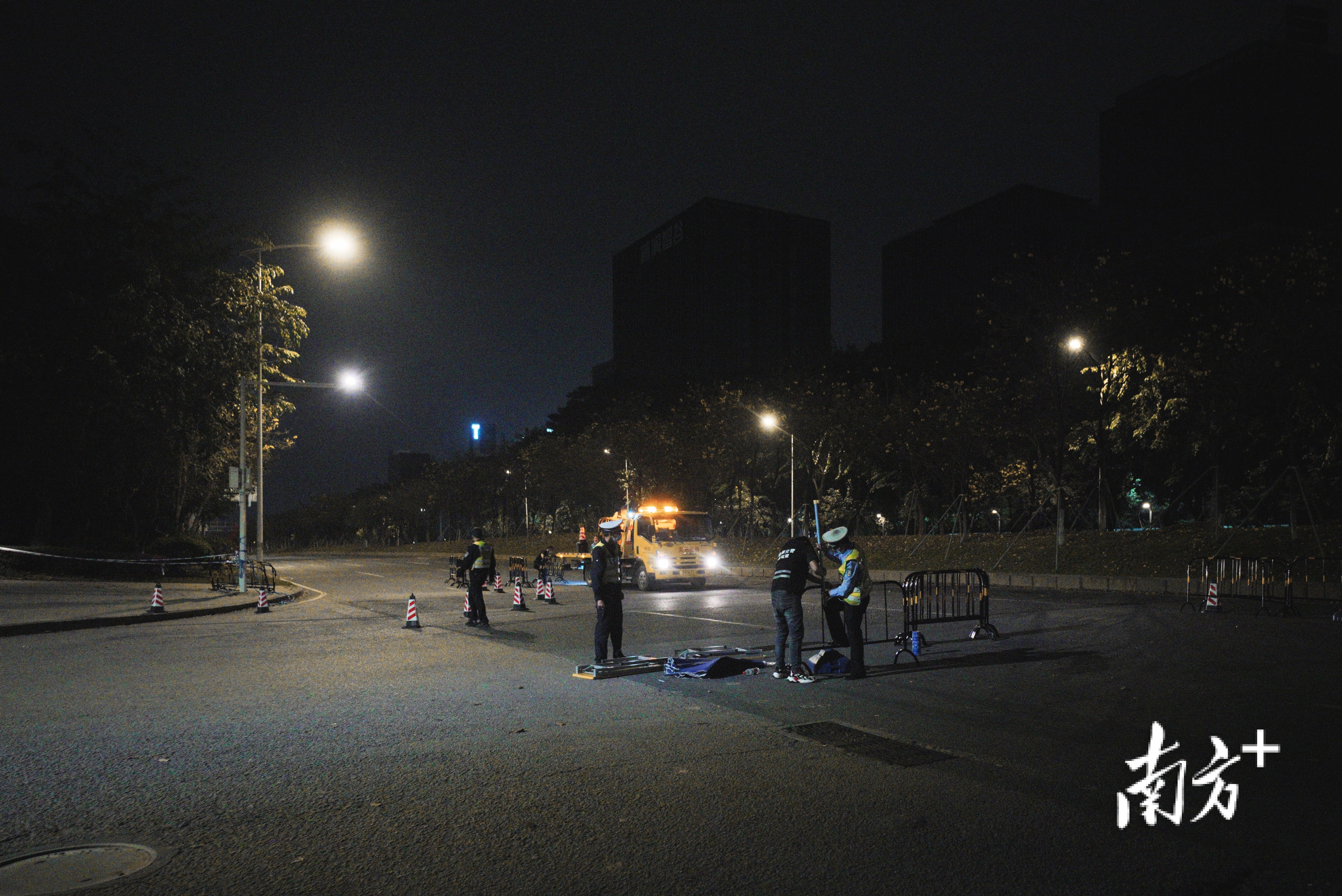 松山湖大道卡口撤离。