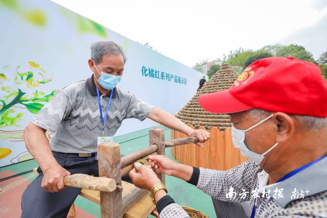 传统化橘红压片工艺展示。