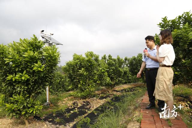 黎俊雄（左）在基地中接受采访。