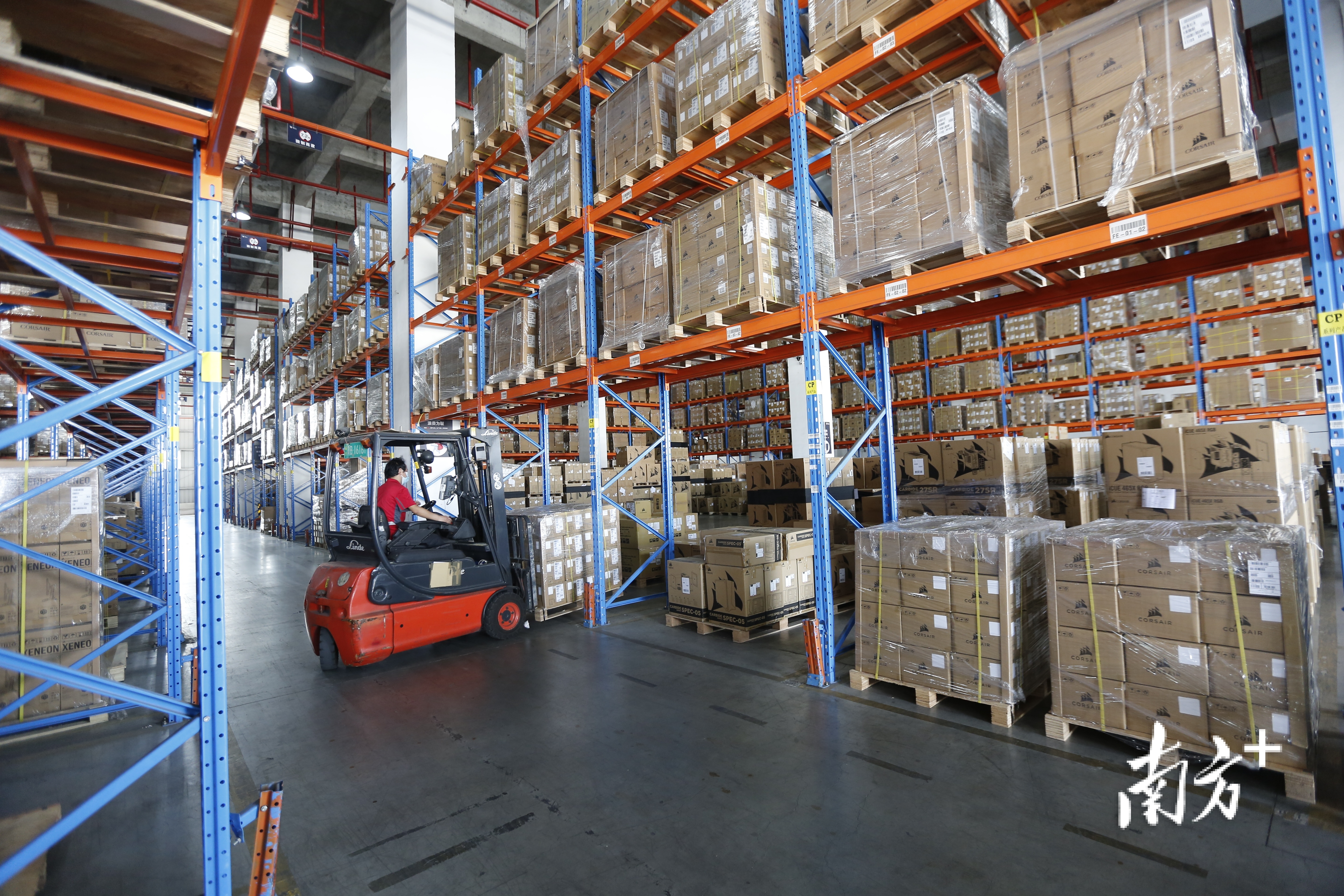 前海综合保税区内企业恢复正常运转。 前海综合保税区内企业恢复正常运转。