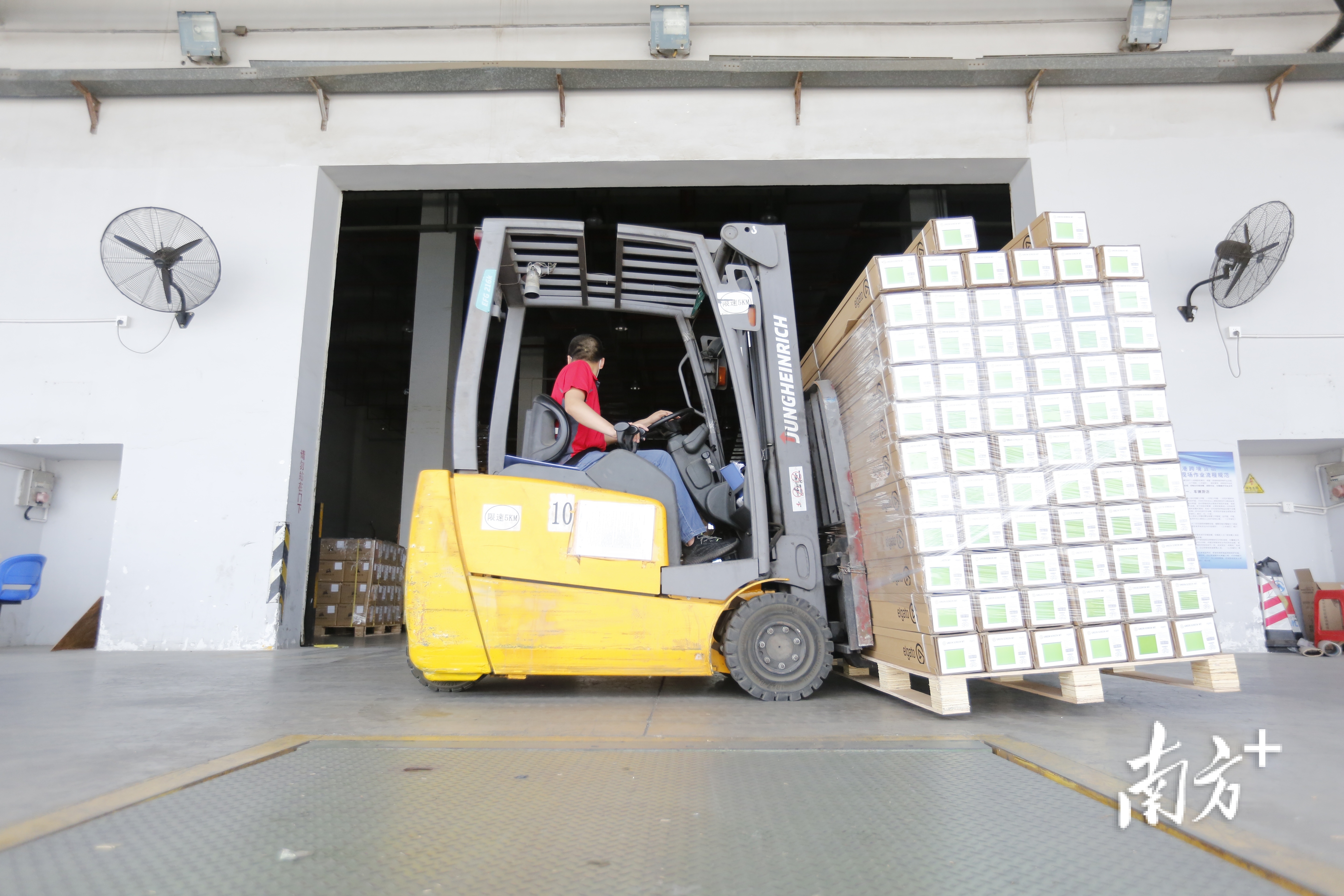 前海综合保税区内企业恢复正常运转。 前海综合保税区内企业恢复正常运转。