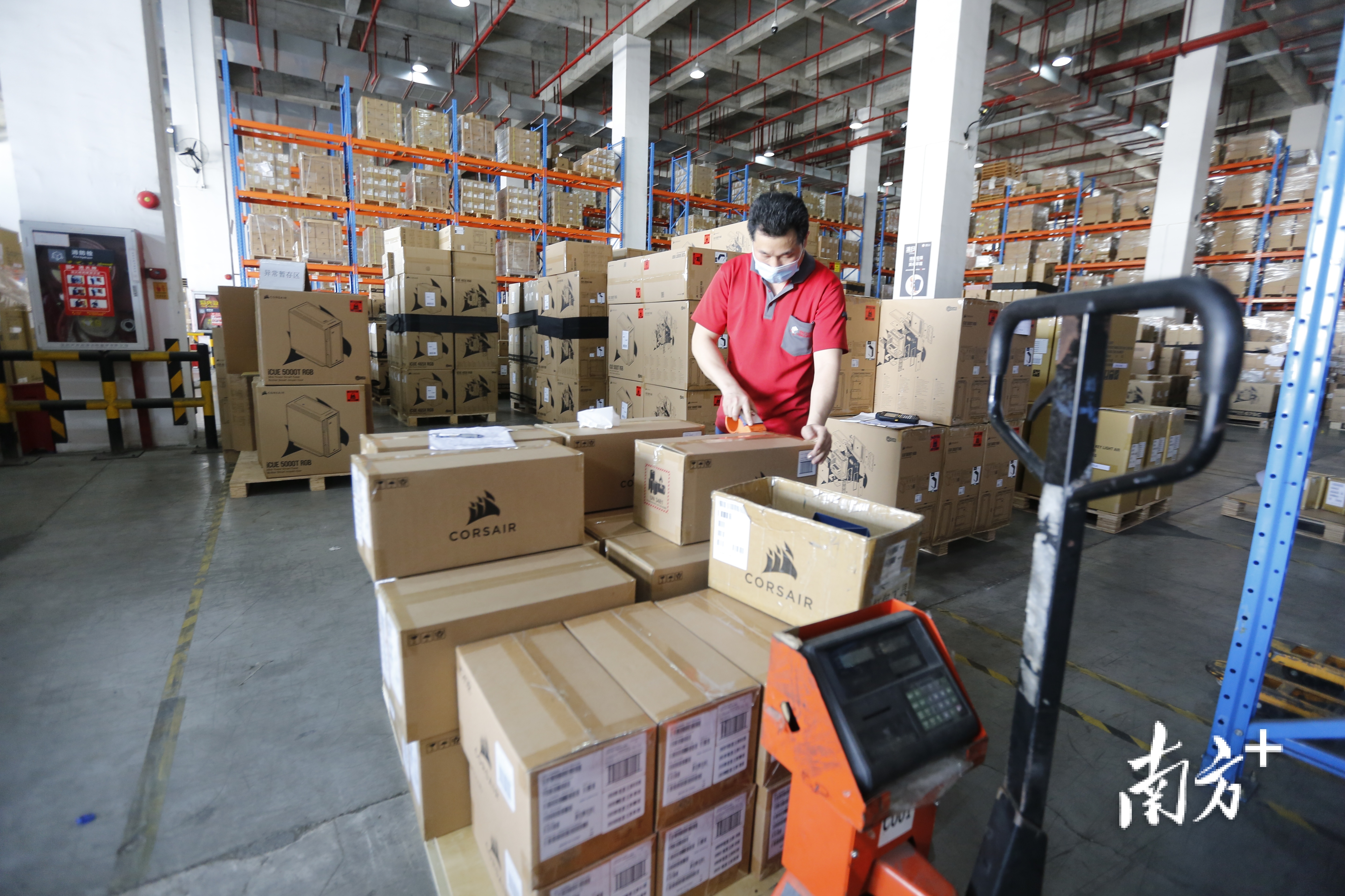 前海综合保税区内企业员工正搬运货品。 前海综合保税区内企业员工正搬运货品。