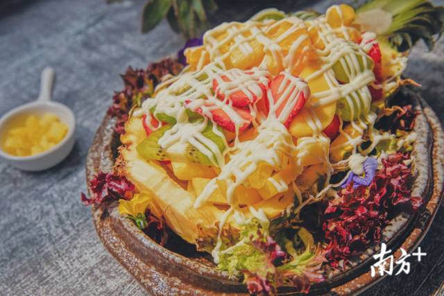 各色菠萝美食。  