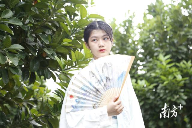 游客来到农场踏青。