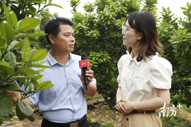 黎俊雄（左）在基地中接受采访。