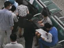 南方视频 | 广州白云机场东航柜台排起长队，现场已设置专区引导家属