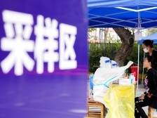 东莞：小朋友“比心”传递温暖，住户、商户、医护人员和志愿者互帮互助