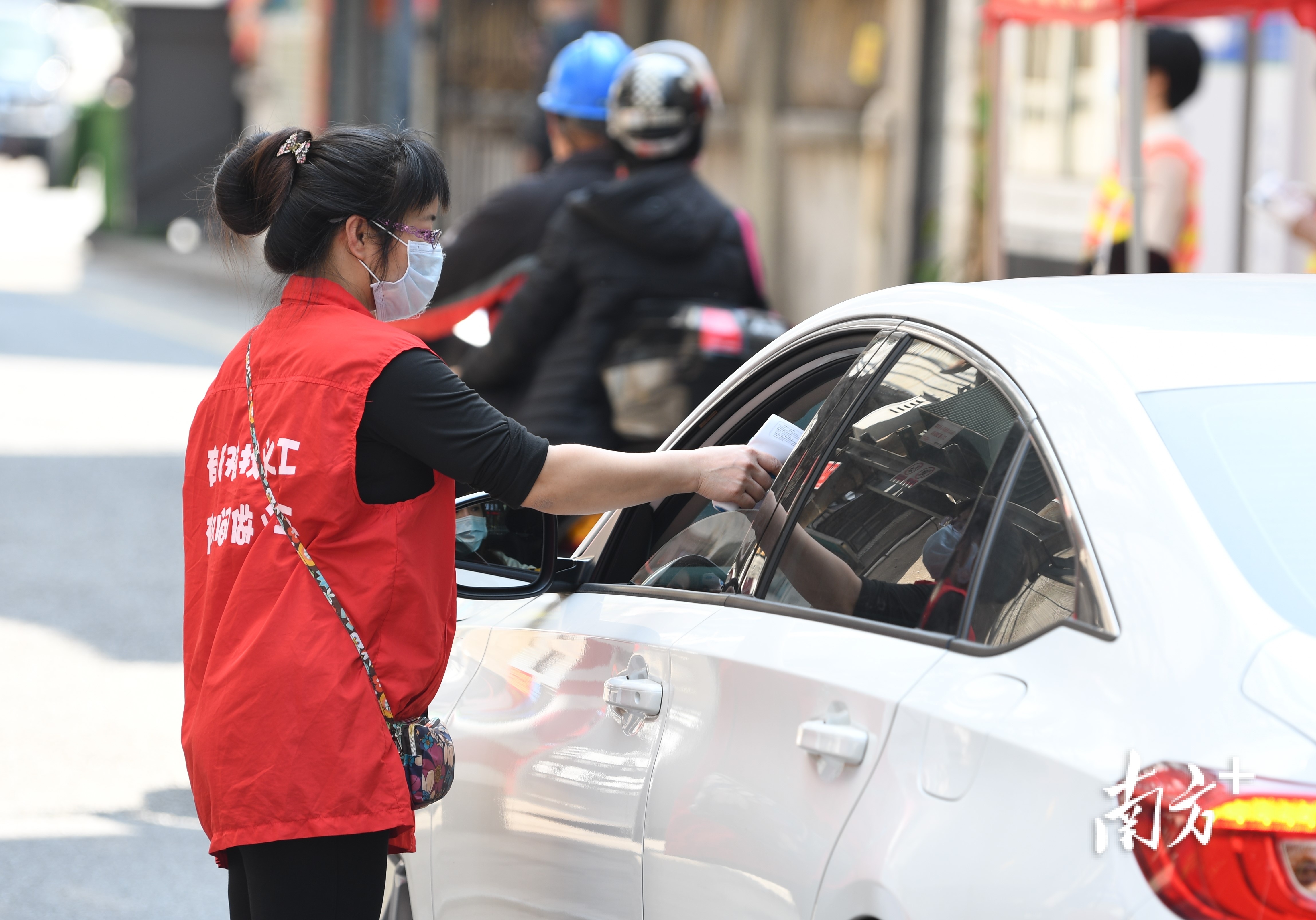 江门志愿者正在进行志愿服务。  南方+ 杨兴乐 拍摄