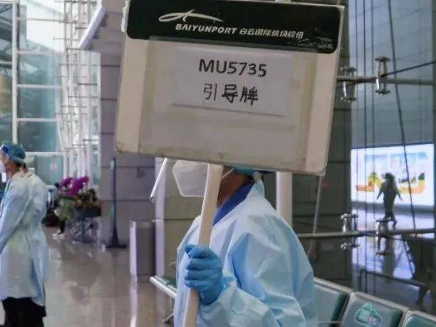 广州白云机场,家属在等待MU5735乘客的消息