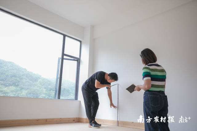 民宿装修前，邱稳庄和钟倩敏在房间内度量床板高度。 &nbsp;南方农村报 吴秒衡 拍摄