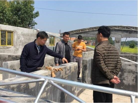 畜禽高效养殖与畜禽产品安全生产团队考查在建生猪养殖场