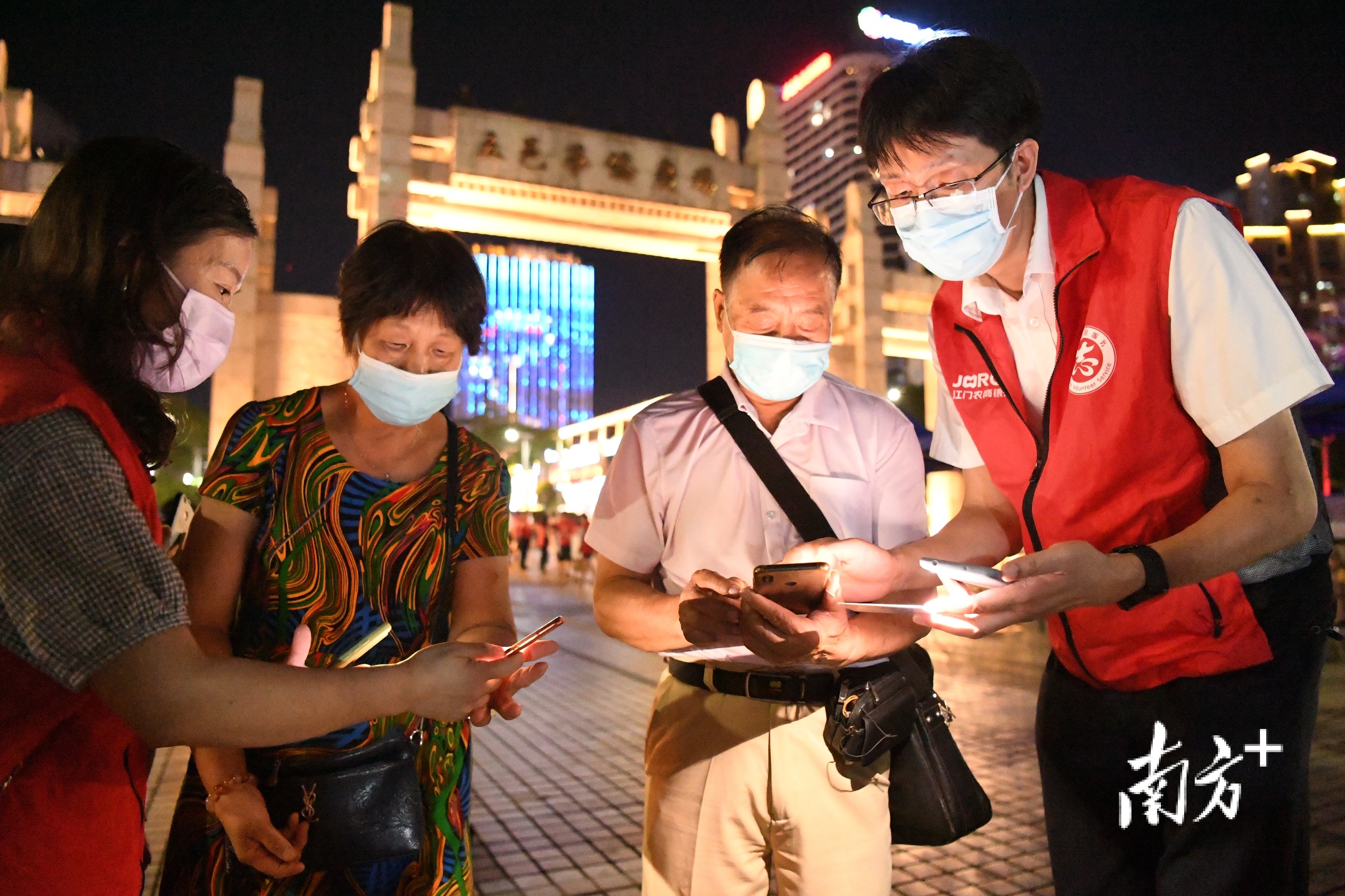 在五邑华侨广场核酸检测点，志愿者指引前来检测的市民完成信息登记。  南方+ 杨兴乐 拍摄