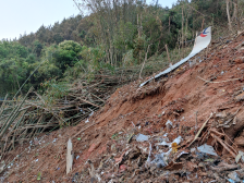 东航客机坠毁事件详情公布：尚未发现幸存人员，将尽快搜寻黑匣子