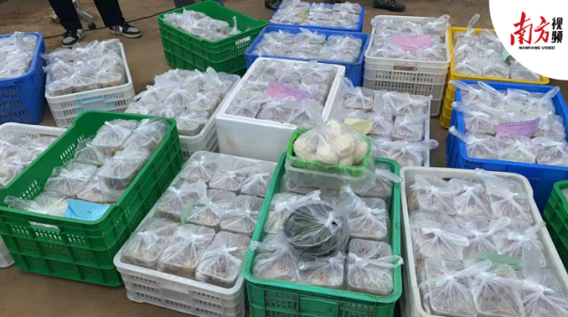 坠机现场后勤保障人员给前线送来午餐