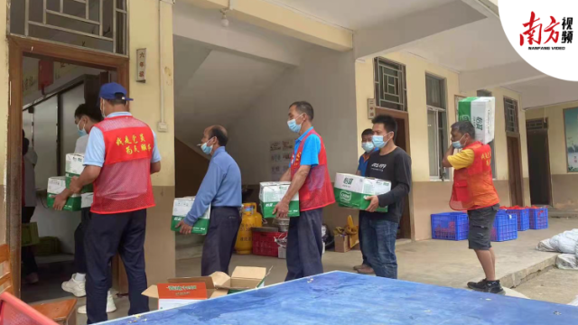 村民及党员志愿者向坠机搜救现场运物资