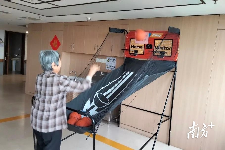 善耆家园内,老人正在投篮球娱乐。