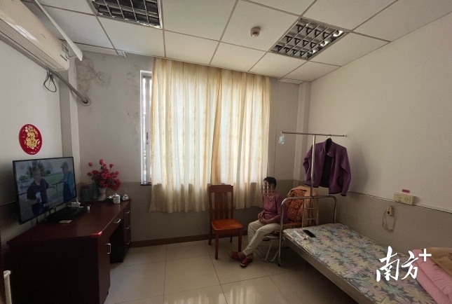 午餐后,吴静玲在房间里看电视。 午餐后,吴静玲在房间里看电视。