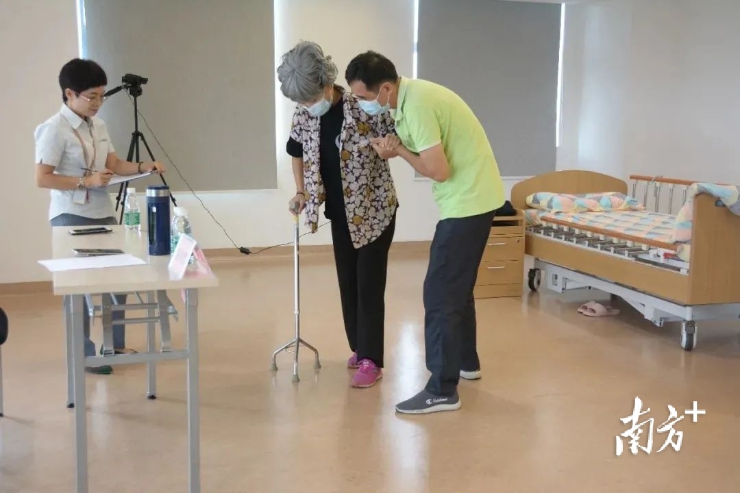 善耆家园内部护工照顾老人。